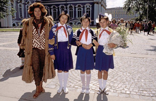 Red Square Chic: Ferdinando Scianna's 1987 Fashion Shoot in Leningrad