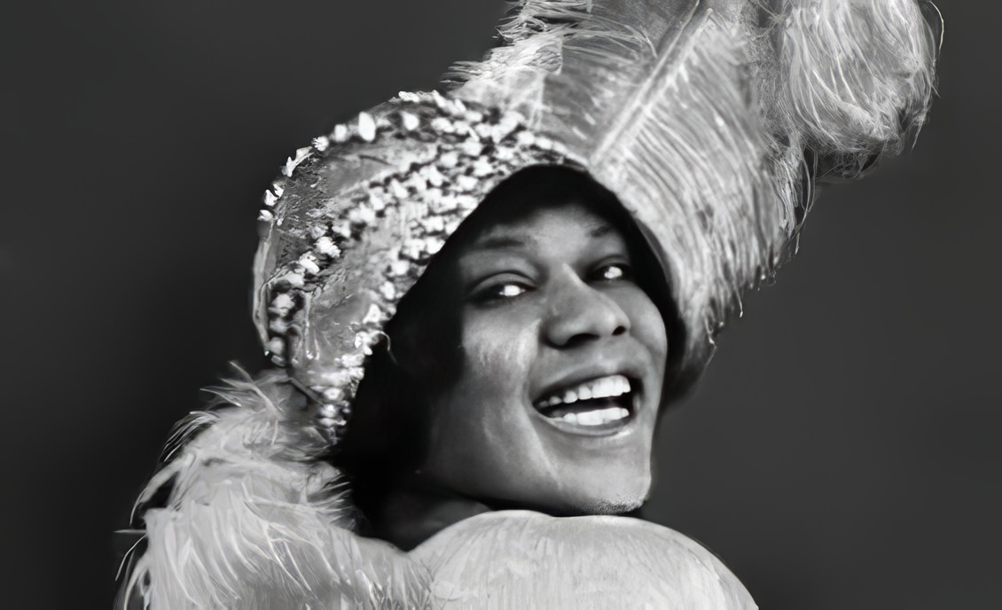 Bessie Smith began singing in minstrel shows and cabarets in 1912.