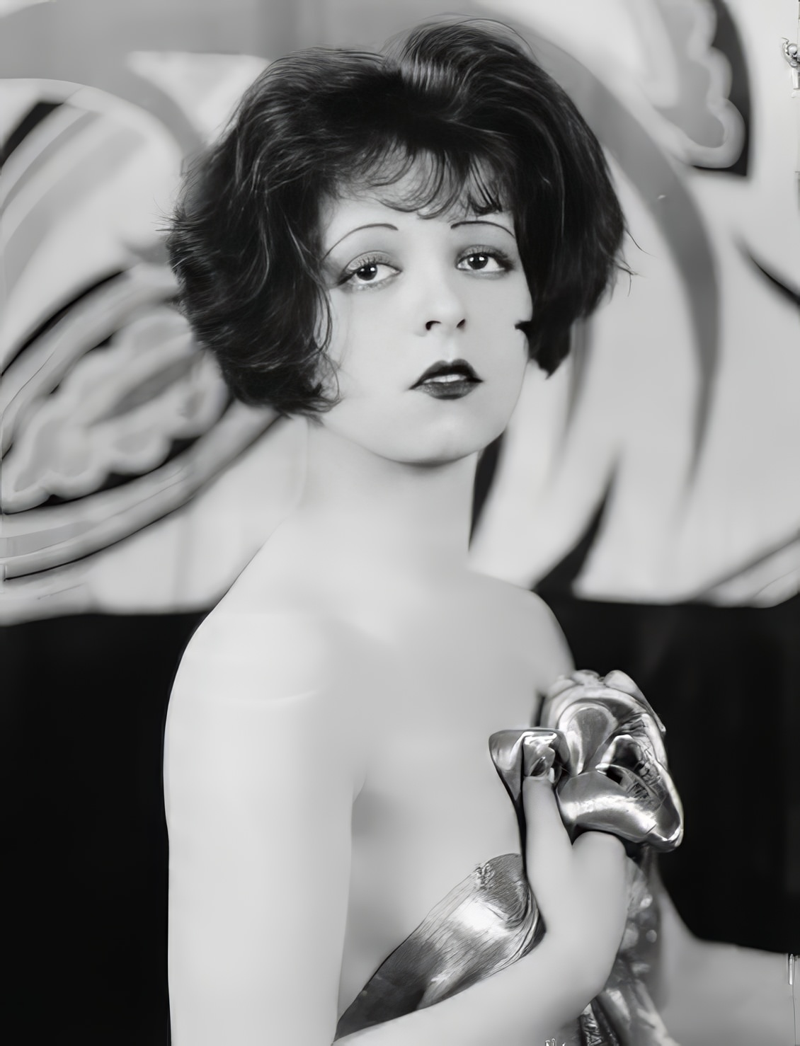 Clara Bow was called the “It” girl of the ’20s because she was so photogenic, every young lady wanted what she had -and she had “it.”