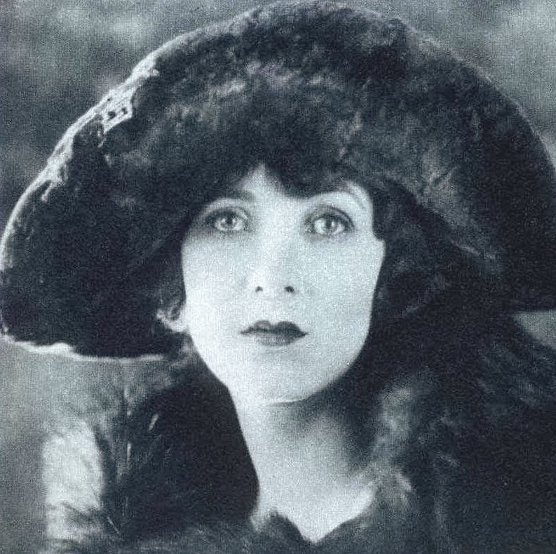 Claire Windsor looks elegant in fur, 1925