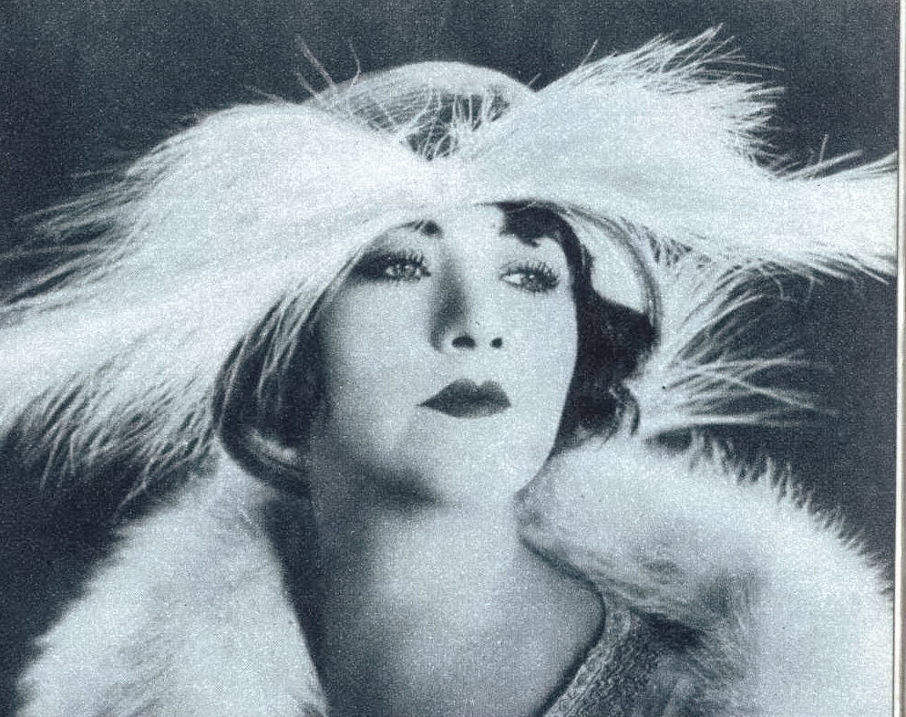 Betty Compson makes a statement in feathers, 1925