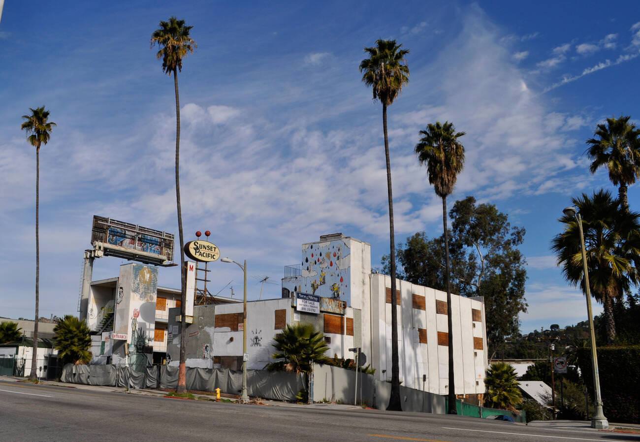 A Hollywood motel set for thrillers, 1950s.