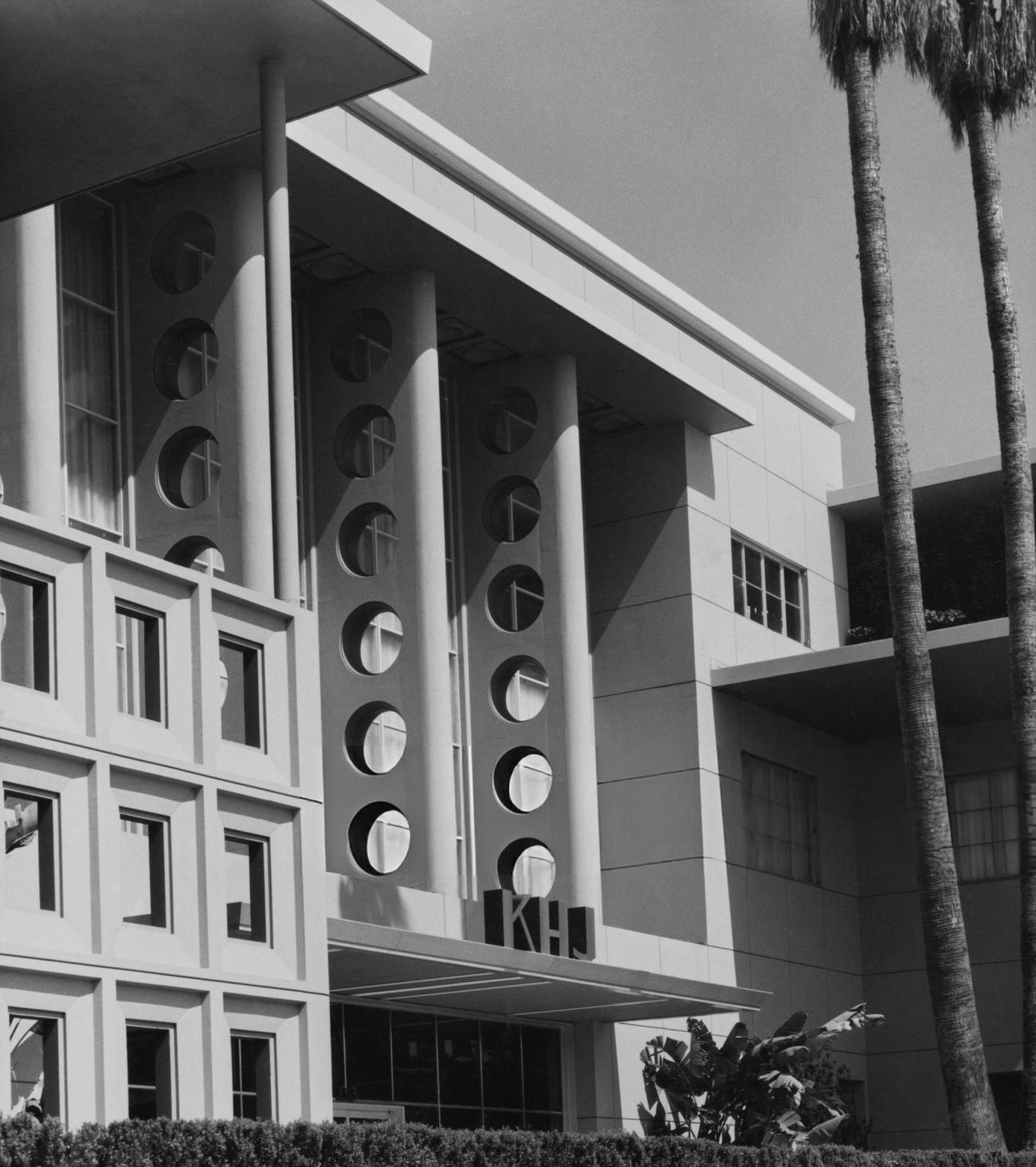 Don Lee Mutual Broadcasting Building in Hollywood, California, 1950.