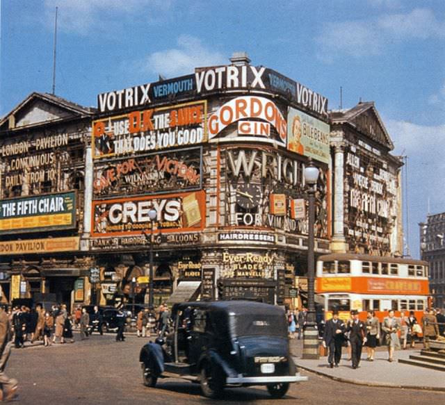 Piccadilly Circus, 1945