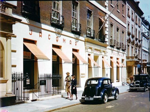 London window shopping, 1941