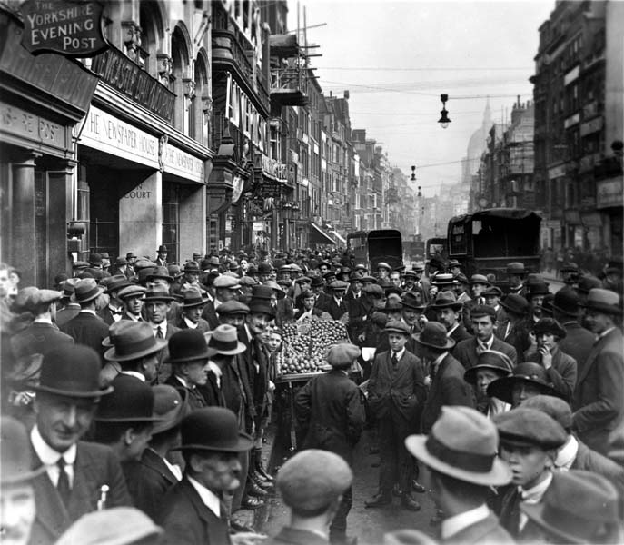 Crowds outside ‘The Newspaper House’, Fleet Street