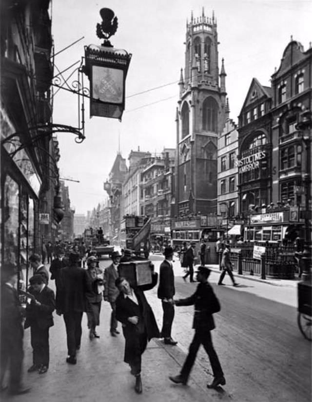 London Through the Lens of Time: George Reid's Captivating Street Scenes of the 1920s and 1930s