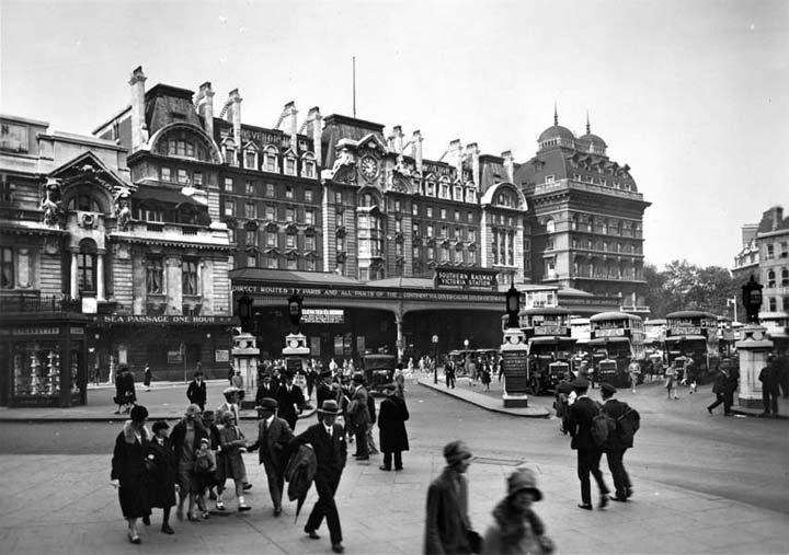 London Through the Lens of Time: George Reid's Captivating Street Scenes of the 1920s and 1930s