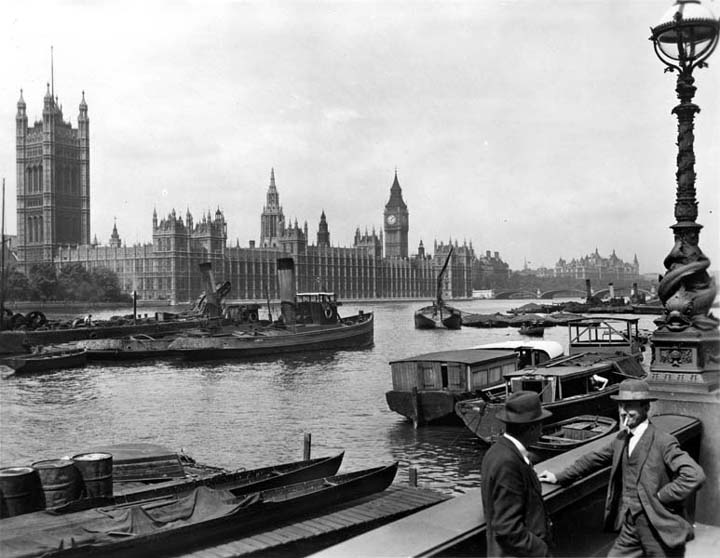 London Through the Lens of Time: George Reid's Captivating Street Scenes of the 1920s and 1930s