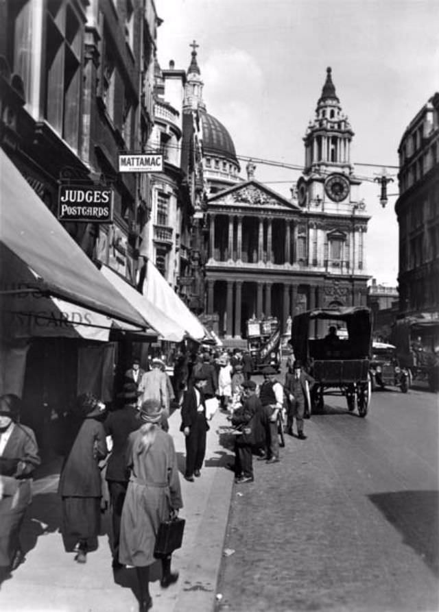 London Through the Lens of Time: George Reid's Captivating Street Scenes of the 1920s and 1930s