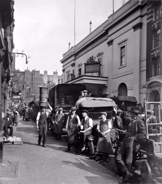 London Through the Lens of Time: George Reid's Captivating Street Scenes of the 1920s and 1930s