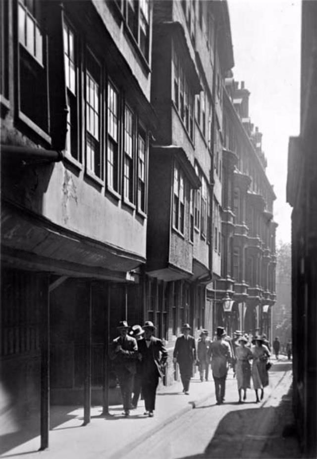 London Through the Lens of Time: George Reid's Captivating Street Scenes of the 1920s and 1930s