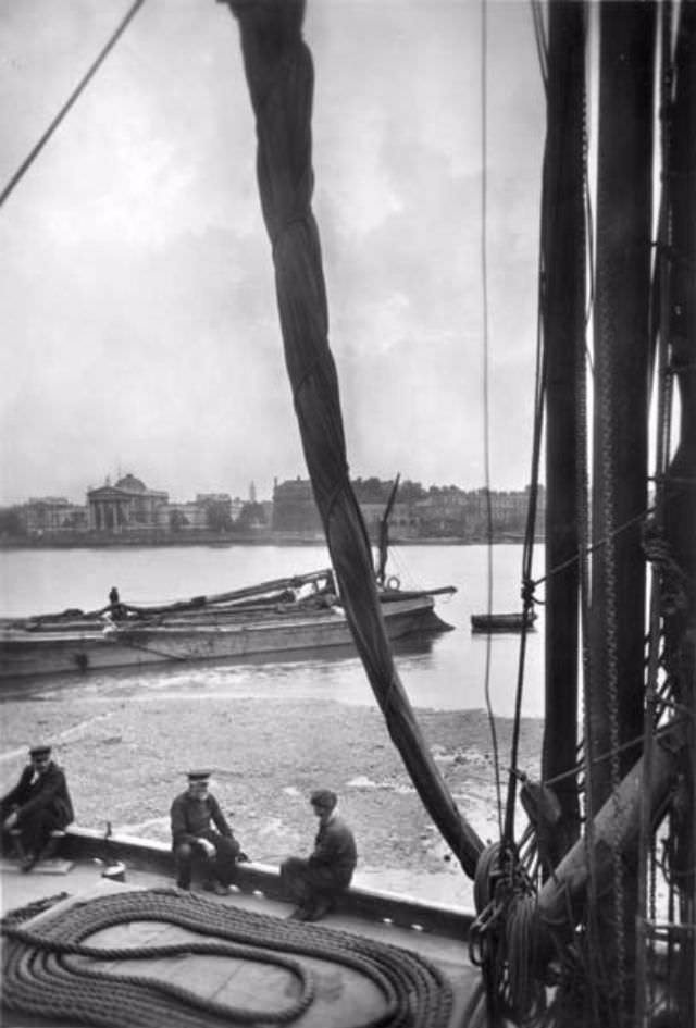 London Through the Lens of Time: George Reid's Captivating Street Scenes of the 1920s and 1930s