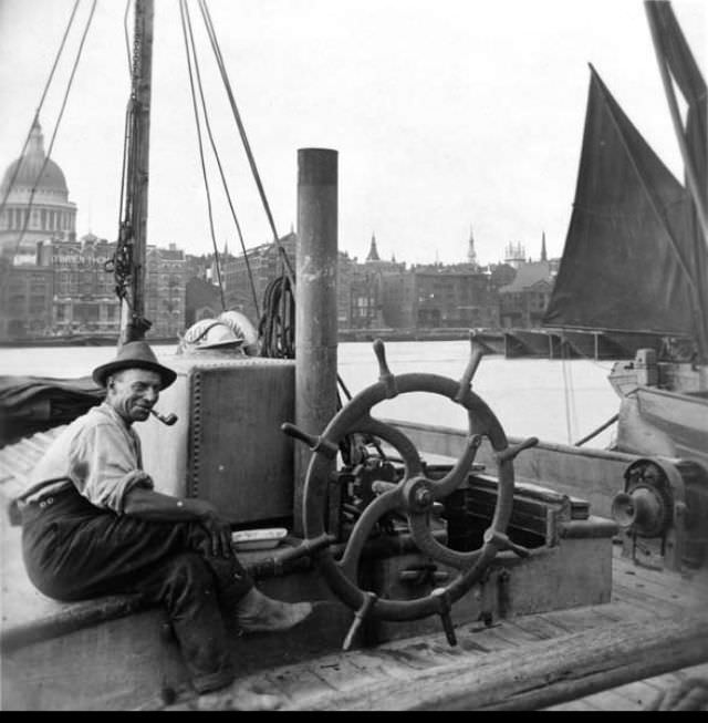 London Through the Lens of Time: George Reid's Captivating Street Scenes of the 1920s and 1930s