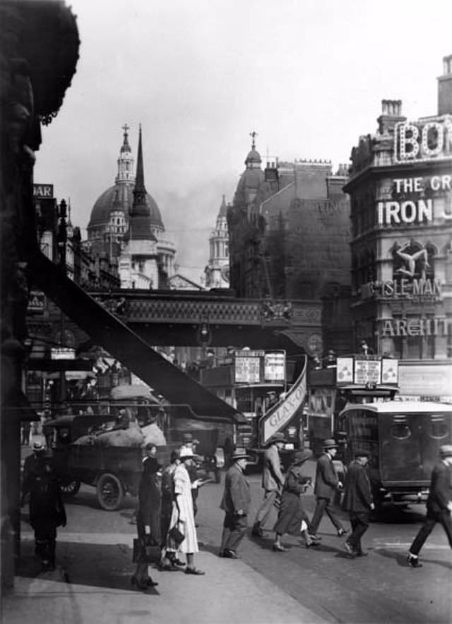 London Through the Lens of Time: George Reid's Captivating Street Scenes of the 1920s and 1930s