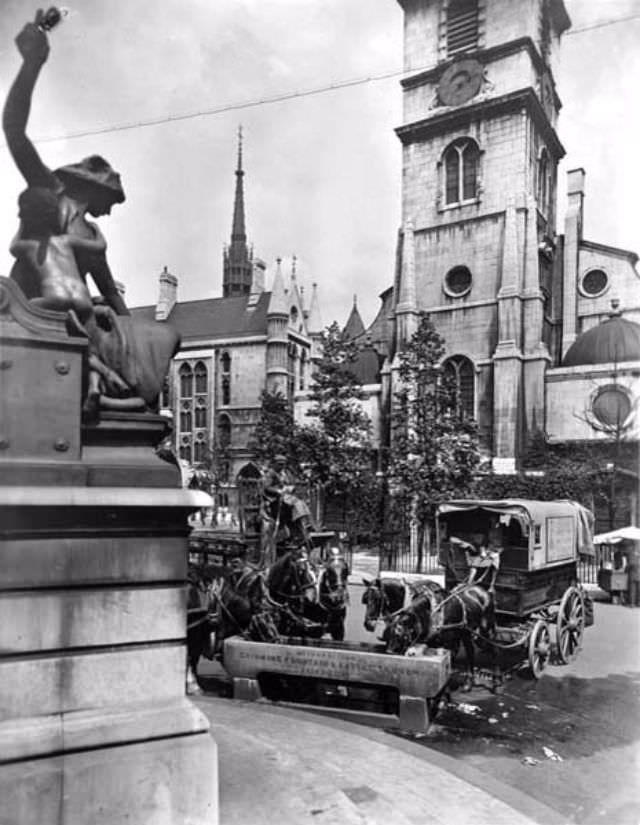 Water trough near St Clement Danes church, Aldwych