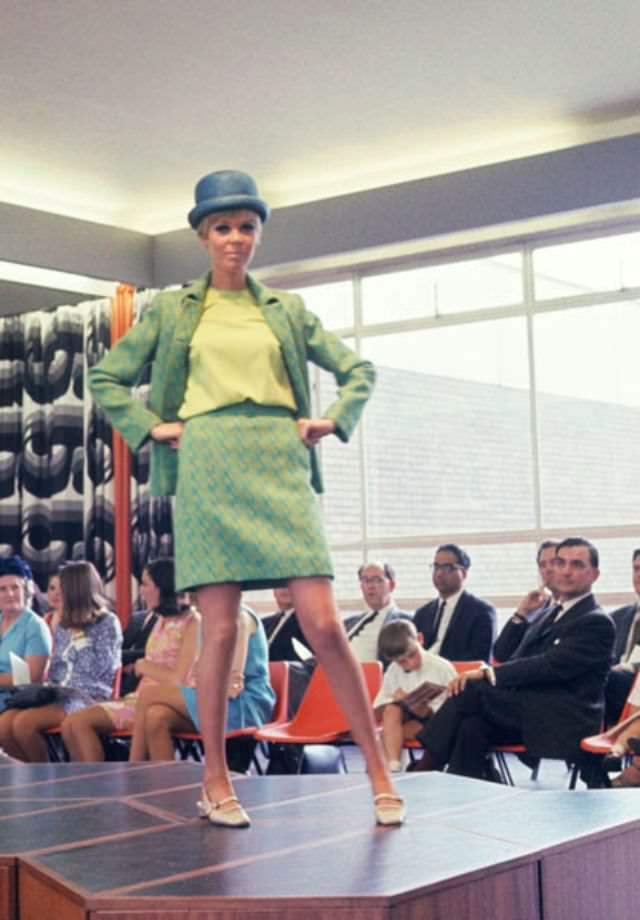 Glamorous Vintage Photos of Manchester Fashion Students in the 1960s