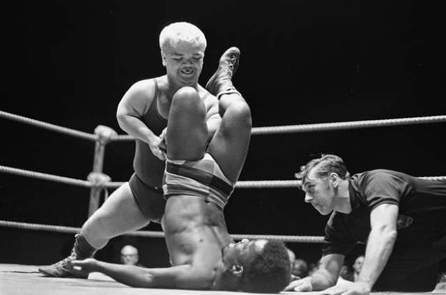 Little Bruiser in action against Bobo Johnson in Chicago, September 1972.