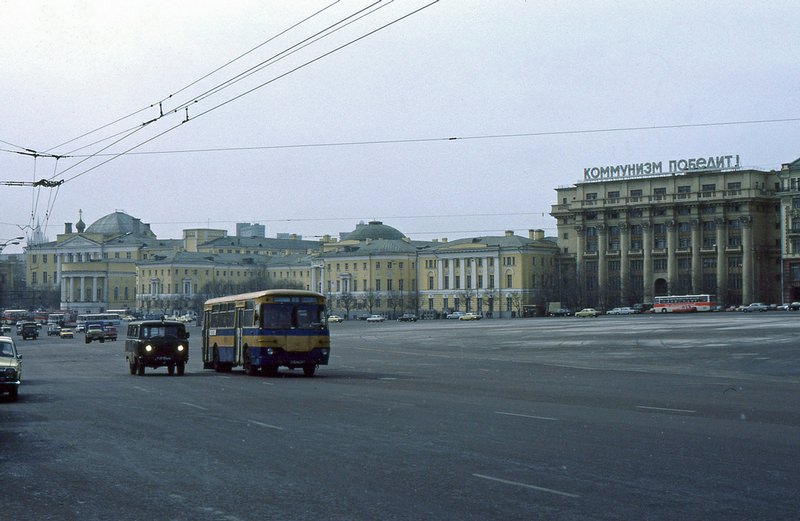 Life in the USSR: Exploring the Streets and Scenes of Moscow in 1984 Through Vintage Photos