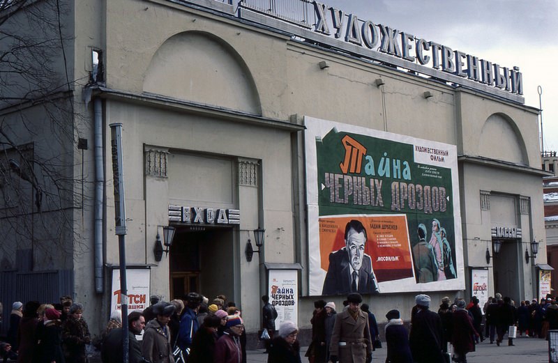 Life in the USSR: Exploring the Streets and Scenes of Moscow in 1984 Through Vintage Photos