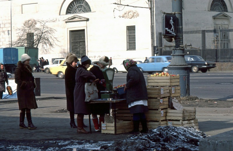 Life in the USSR: Exploring the Streets and Scenes of Moscow in 1984 Through Vintage Photos