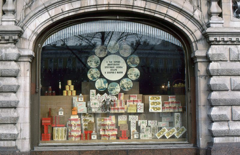 Life in the USSR: Exploring the Streets and Scenes of Moscow in 1984 Through Vintage Photos