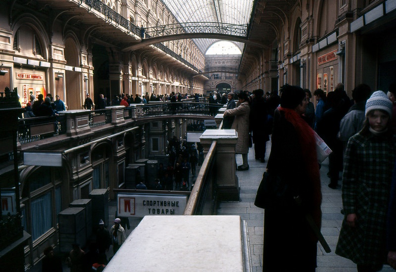 Life in the USSR: Exploring the Streets and Scenes of Moscow in 1984 Through Vintage Photos