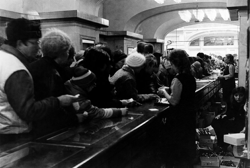 Life in the USSR: Exploring the Streets and Scenes of Moscow in 1984 Through Vintage Photos