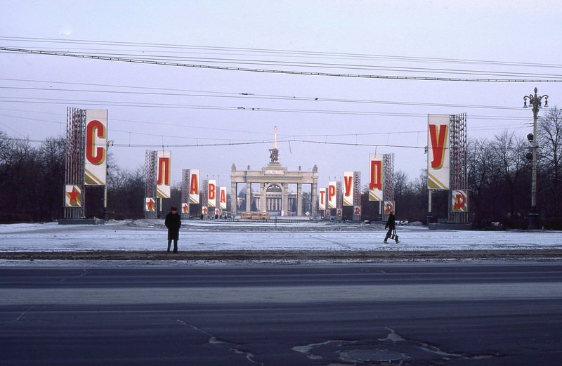 Life in the USSR: Exploring the Streets and Scenes of Moscow in 1984 Through Vintage Photos