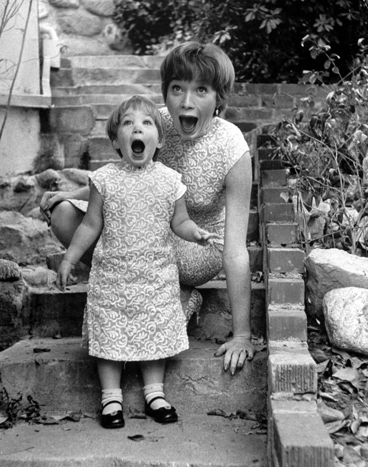 Sachi Parker playing with her mother, Shirley MacLaine, 1959.