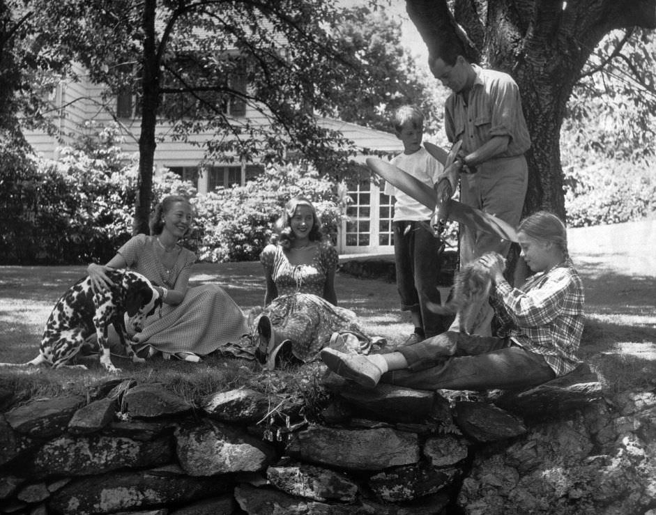 Henry Fonda with his children, Peter and Jane Fonda, and stepdaughter Frances Brokaw, 1948.