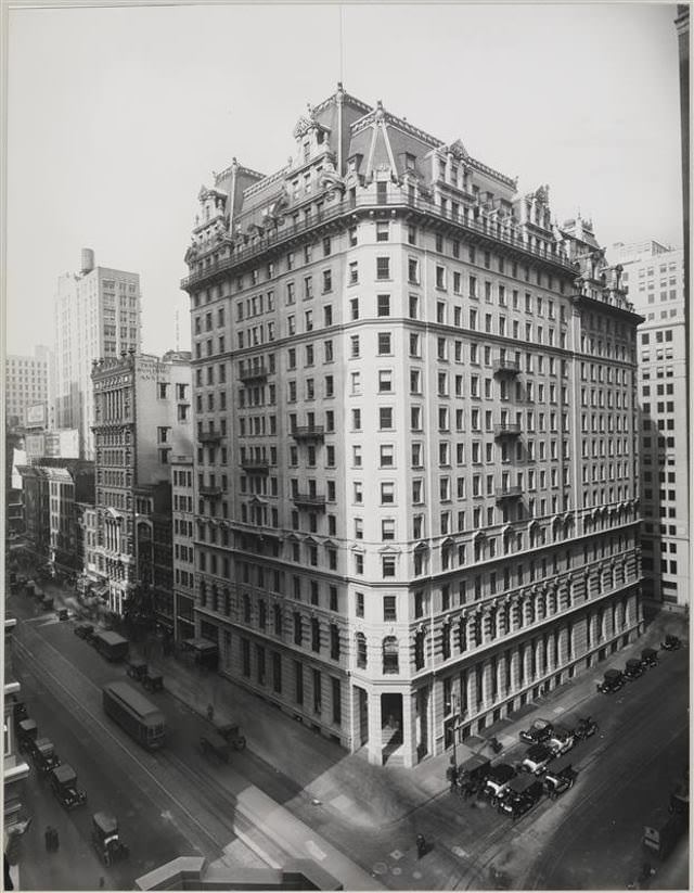 Street Scenes - March 1922. E. 42nd St. No. Side - Madison to 5th Aves