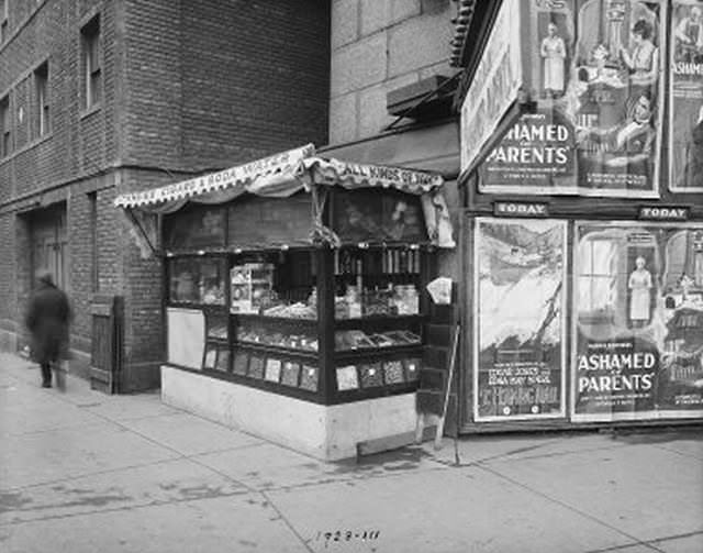 Manhattan Bridge view showing soda and candy stand at East Broadway and Henry Street