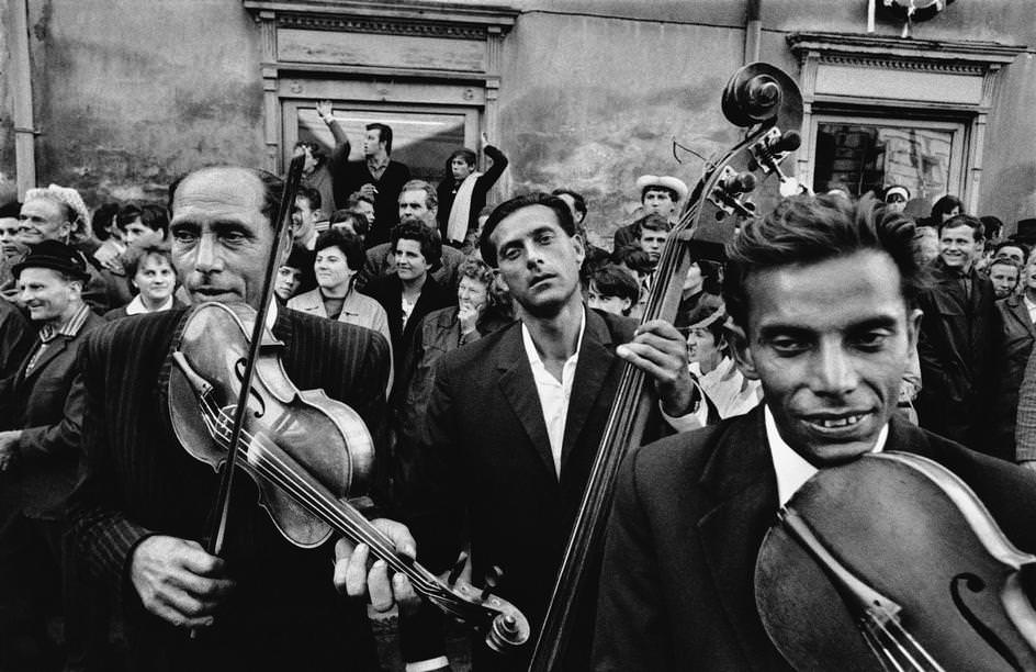 A Life on the Road: Vintage Photos Capture the Romantic Spirit of Nomadic Gypsy Life in the 1960s and '70s