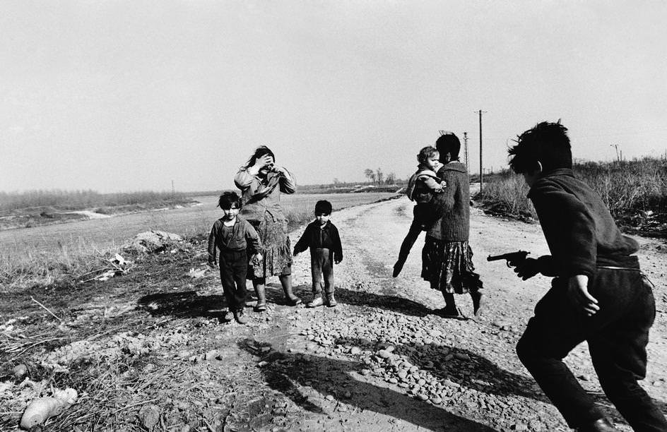 A Life on the Road: Vintage Photos Capture the Romantic Spirit of Nomadic Gypsy Life in the 1960s and '70s