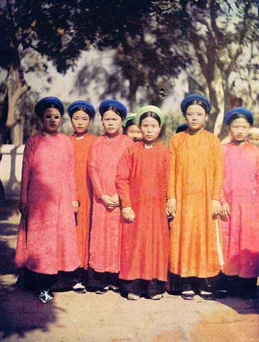 Young girls play the pawns in a human chess match, 1920