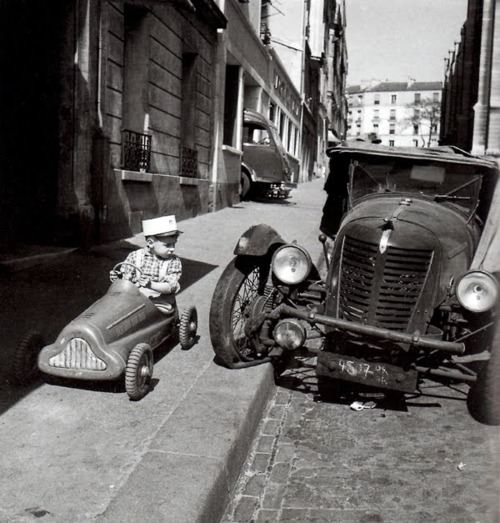 The Poetry of the Everyday: Robert Doisneau's Enduring Photographs of Parisian Life