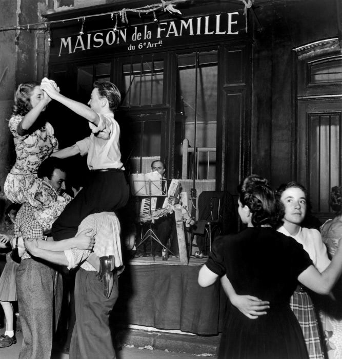 The Poetry of the Everyday: Robert Doisneau's Enduring Photographs of Parisian Life