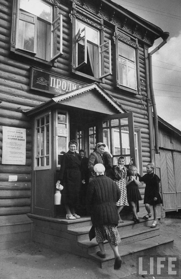 Beyond the Iron Curtain: Glimpses of Everyday Life for Russian Women in the 1950s