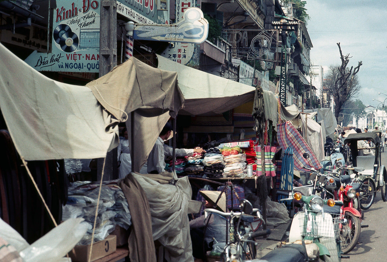 A noodle cart on Nguyen Van Sam Street, 1968.