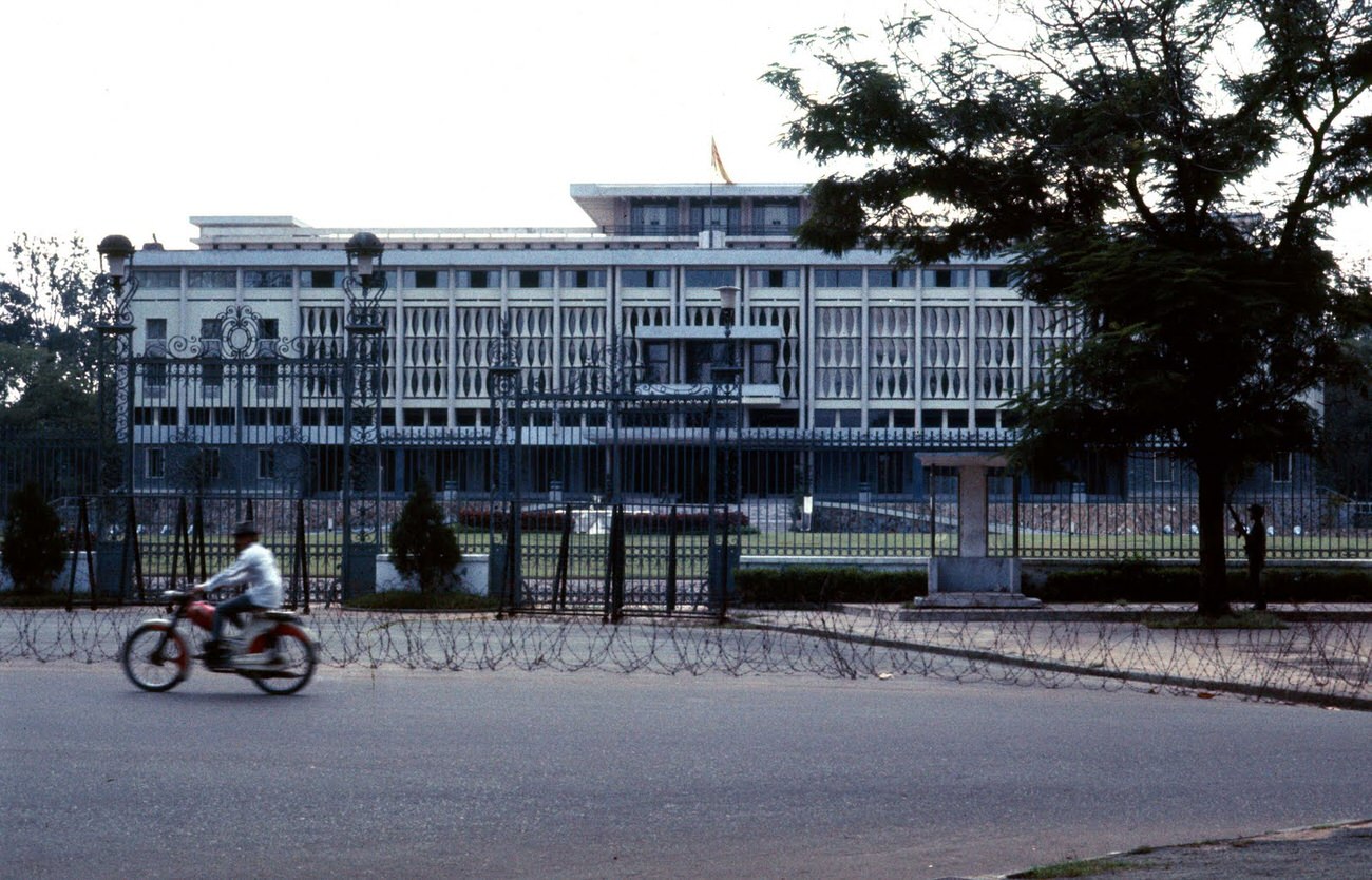 A food cart in Saigon, 1968.