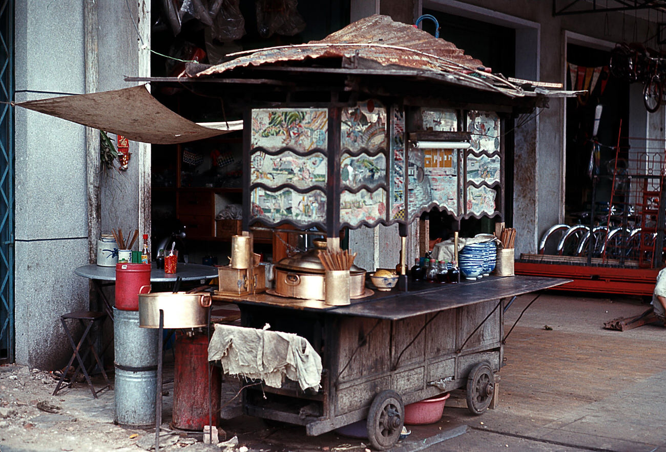 A noodle cart in Cholon, 1968.