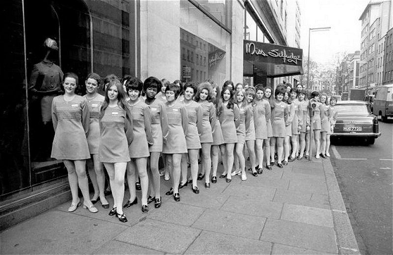 School Days and Miniskirts: A Nostalgic Look at Vintage Photos of School Girls in Uniform