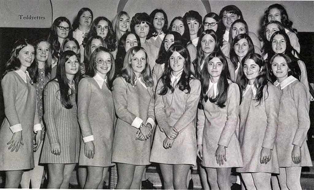 School Days and Miniskirts: A Nostalgic Look at Vintage Photos of School Girls in Uniform