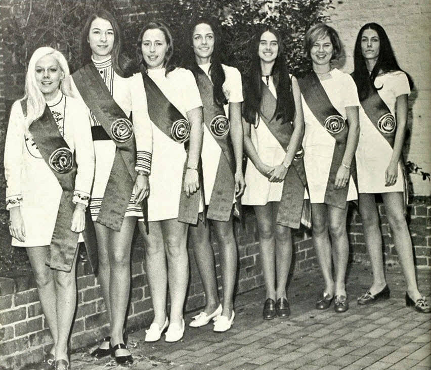 School Days and Miniskirts: A Nostalgic Look at Vintage Photos of School Girls in Uniform