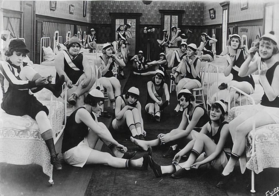 The Sennett Bathing Beauties and the Rise of Hollywood Glamour in 1915