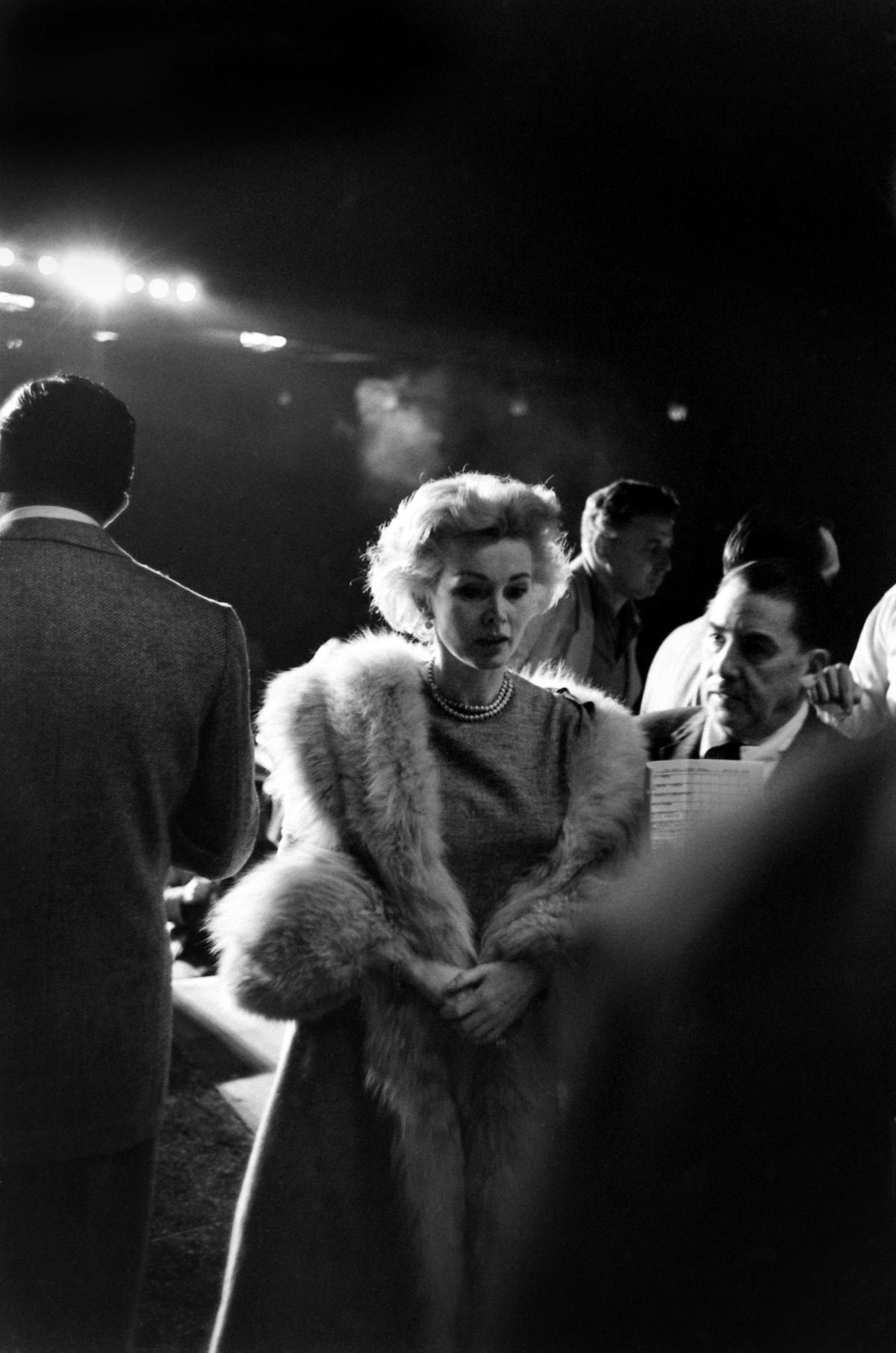 Zsa Zsa Gabor arrived at the 1958 Oscar rehearsals in pearls and a fur stole.