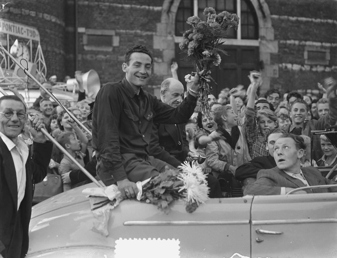 Hein van Breenen, a cyclist from Amsterdam, being honored by Amsterdammers, 1953.