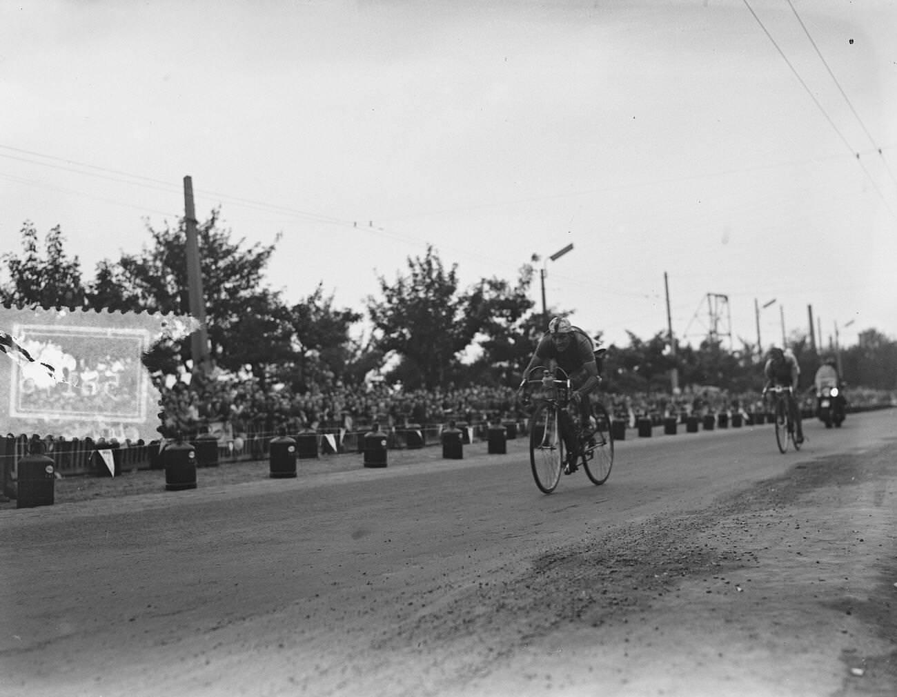 Cyclists Sw. Schaer and Wagtmans at the Tour de France, 1953.