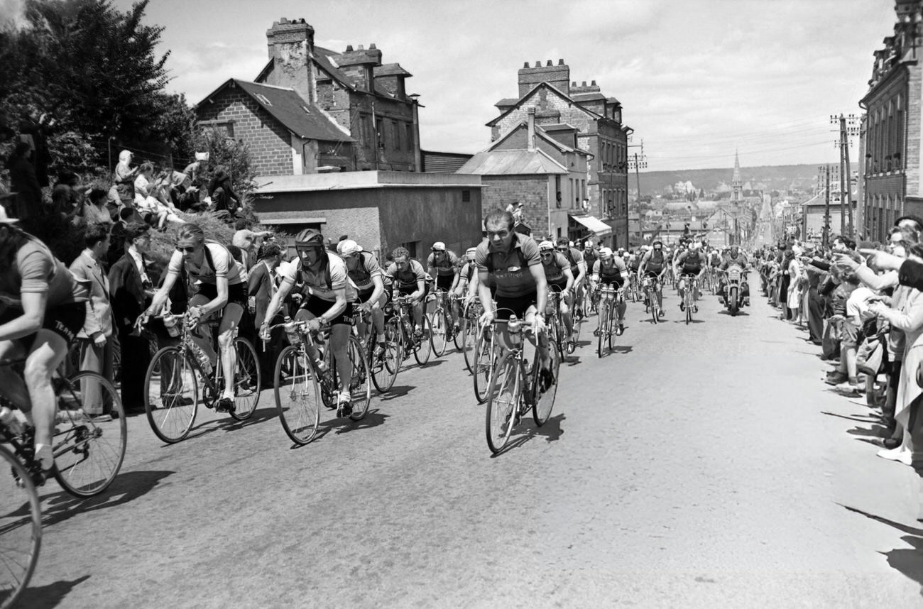 The pack of the Tour de France, 1953.